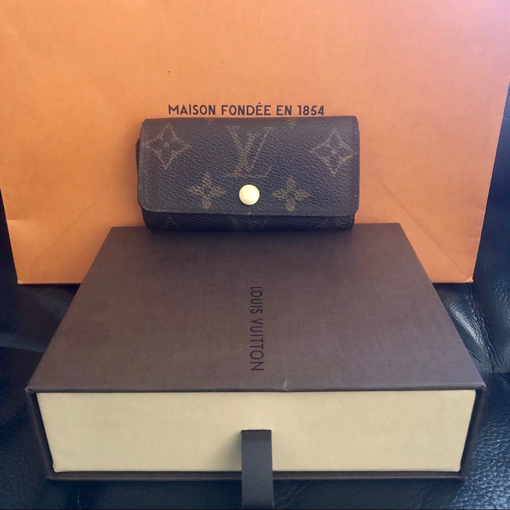 Louis Vuitton monogram four keyholder